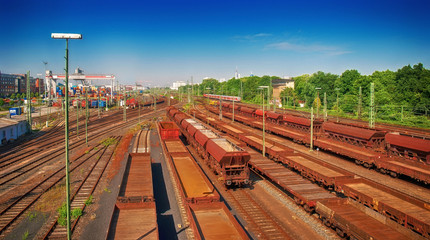 Fototapeta premium Transport auf der Schiene: Güterbahnhof in Frankfurt am Main