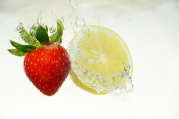 Fototapeta na wymiar Früchte, Wassertropfen, Hintergrund