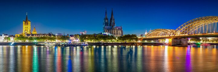 Köln Skyline Panorama am Abend