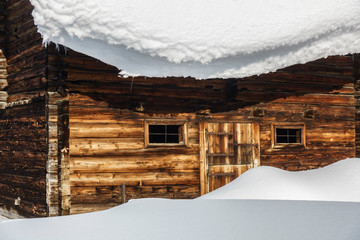 tief verschneite Schihütte in den Alpen