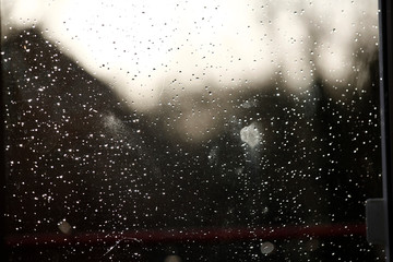 Obraz premium Fenster mit Wassertropfen nach einem Regen