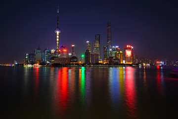 Naklejka premium Night view of the modern Pudong skyline seen from the Bund in Shanghai, China 