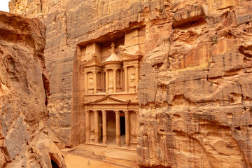 hiking to petra jordan