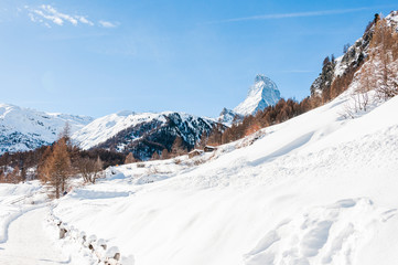 Fototapeta na wymiar Zermatt, Furi, Zmutt, Zmuttbach, Matterhorn, Winter, Wintersport, Winterwanderweg, Wallis, Walliser Berge, Alpen, Schweiz
