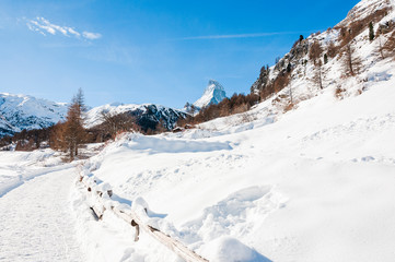 Fototapeta na wymiar Zermatt, Furi, Zmutt, Winter, Winterwanderung, Wintersport, Zmuttbach, Blatten, Wallis, Matterhorn, Alpen, Schweiz
