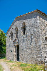 Naklejka premium Medieval stone fortress is located high in the mountains.