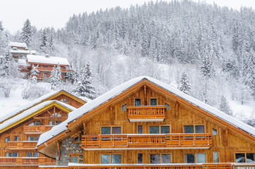 France, Savoie (73), chalets de Meribel sous la neige.