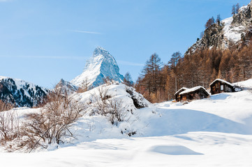 Zermatt, Furi, Zmutt, Matterhorn, Alpen, Walliser Berge, Winter, Winterlandschaft, Wintersport, Wanderweg, Winterwanderung, Holzhaus, Stall, Schweiz