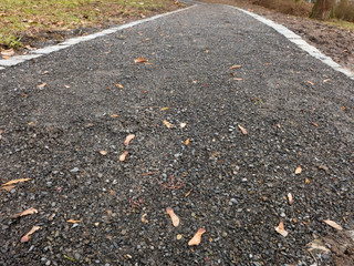 Neu angelegter Schotterweg durch einen Garten oder Parkanlage