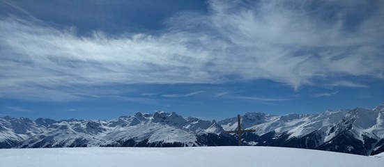 Fototapeta na wymiar Wolkenformation über schneebedecktem Gebirge