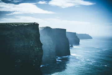 Imagen panorámica de los Cliffs of Moher en Irlanda durante el invierno