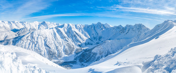 Fototapeta premium Szeroka panorama zimowego krajobrazu z ośnieżonymi Alpami w Seefeld w austriackim kraju związkowym Tyrol. Zima w Austrii