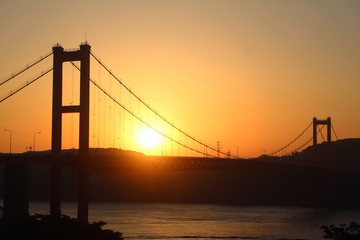 夕日に染まる平戸大橋