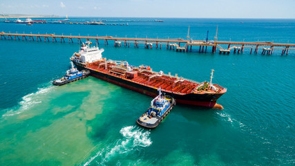 tanker moored to the port using tugs - obrazy, fototapety, plakaty