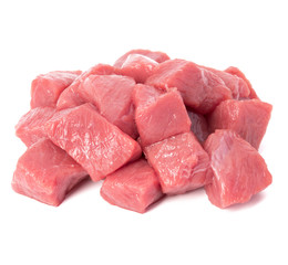 Rauwe gehakte stukjes rundvlees geïsoleerd om witte achtergrond uitgesneden.