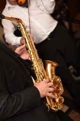 Obraz na płótnie Canvas Man plays the saxophone