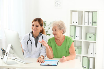 Obraz premium Doctor working with elderly patient in hospital