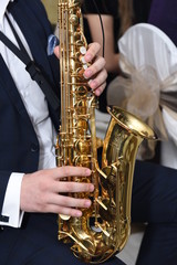 Man plays the saxophone