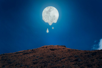 luna brillante derritiéndose sobre una montaña rocosa a la luz de la noche / paisaje de luna sobre una montaña, cerro  - obrazy, fototapety, plakaty