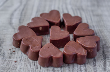Bombones de chocolate en forma de corazon
