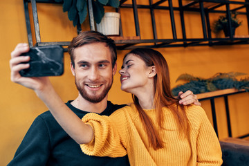 Obraz premium young couple selfie on smartphone cafe