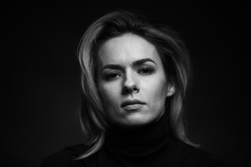 Fototapeta premium Dramatyczny czarno-biały portret pięknej kobiety na ciemnym tle