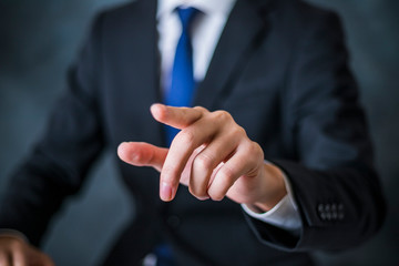 手を差し出すビジネスマン