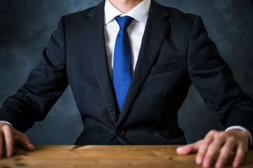 青色のネクタイをしているビジネスマン