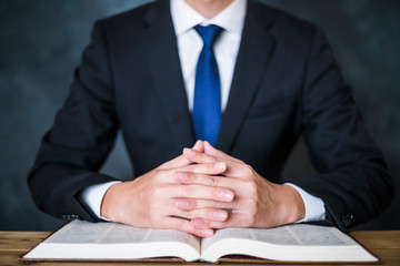 Obraz premium 相談を受けるスーツの男性