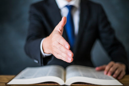 相談を受けるスーツの男性