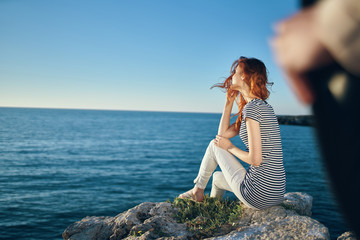 Naklejka premium woman by the sea