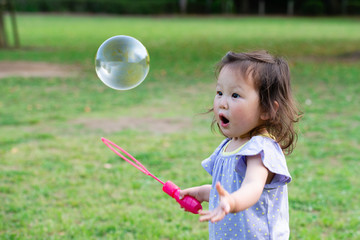 シャボン玉で遊ぶ女の子