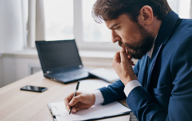 Obraz premium businessman working on laptop in office
