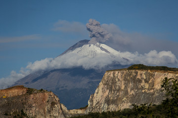 El volcán Popocatépetl emitiendo una fumarola de ceniza