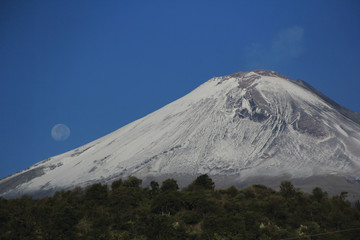 Volcán Popocatépetl con la luna ocultándose