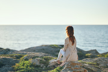 Fototapeta na wymiar woman resting looking at the sea