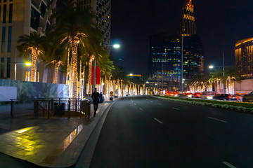 Walk through the night streets of Dubai.