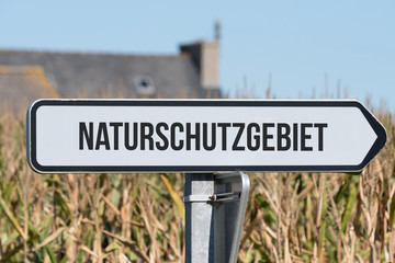 Ein Schild weist auf ein Naturschutzgebiet hin