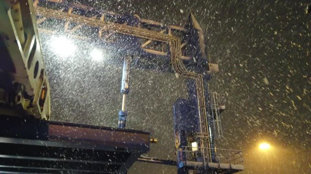 Starker Schneefall in einem deutschen Hafen