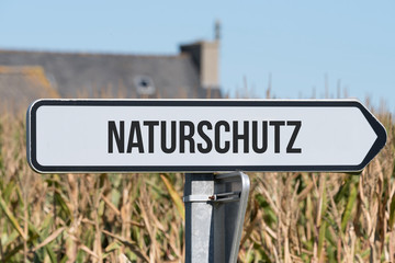 Ein Schild zeigt die Richtung Naturschutz