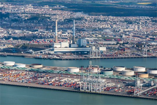 vue aérienne du port du Havre et de sa centrale thermique en France