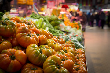 Mostrador tomates en  el mercado