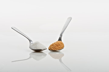 cucchiai con zucchero di canna e bianco da sopra