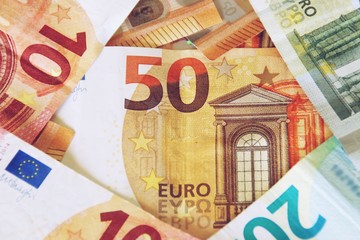Fondo colorido de billetes de euro.
