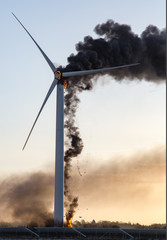 Windkraftanlage brennt, in Flammen