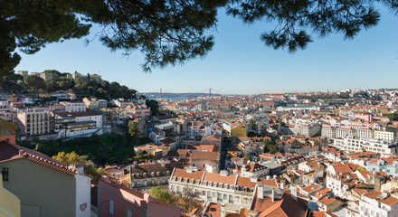 Fototapeta na wymiar Lissabon vom Miradouro da Graça