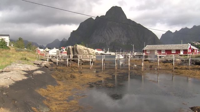 Norwegen, Lofoten, Reine, Hafen, Reinefjorden, Fjord, Hafen, Steg, Holzsteg, Haus, Dorf, Stadt, Gel&auml;nder, Reinebringen, Navaren, Reinev&aring;gen, Skjeret, Br&uuml;cke,
