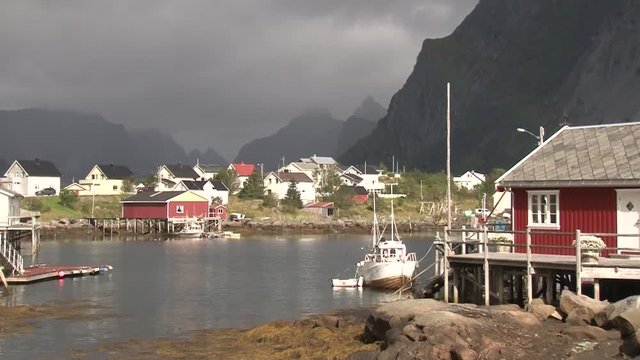 Norwegen, Lofoten, Reine, Hafen, Reinefjorden, Fjord, Hafen, Steg, Holzsteg, Haus, Dorf, Stadt, Gel&auml;nder, Reinebringen, Navaren, Reinev&aring;gen, Skjeret, Br&uuml;cke,