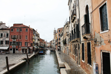 Obraz na płótnie Canvas Venice / Italy - February 02 2018. View of the canal. February 2018. Venetian architecture.