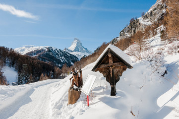 Fototapeta na wymiar Zermatt, Matterhorn, Furi, Zmutt, Wallis, Wanderweg, Alpen, Winter, Wintersport, Schweiz